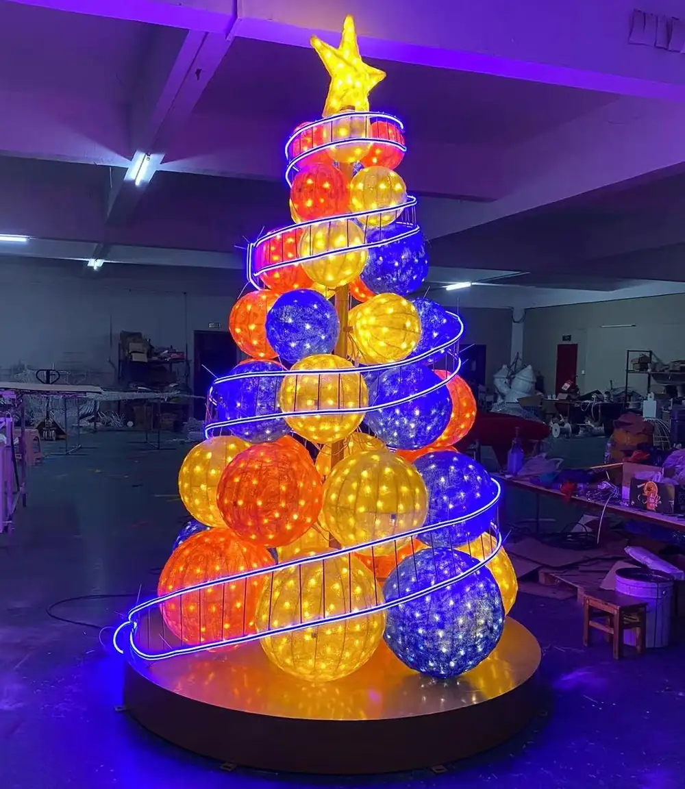 Illuminated Christmas tree decoration